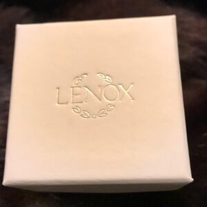 Ladies statement ring